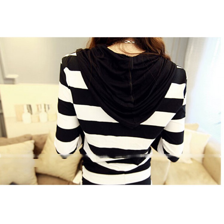 J41425 T-shirt con cappuccio a righe incrociate e gonna lunga-4