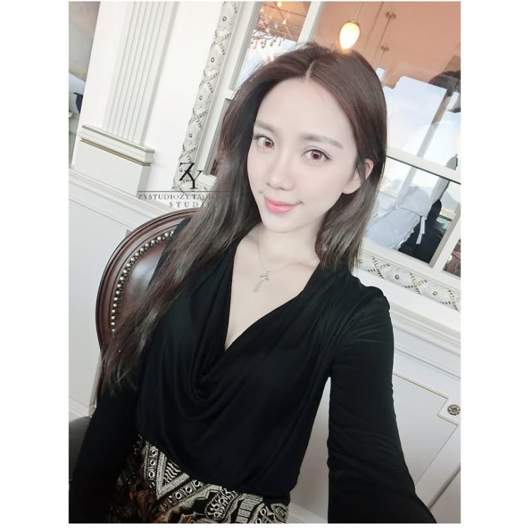 J41676 Top slim con scollo a V-2