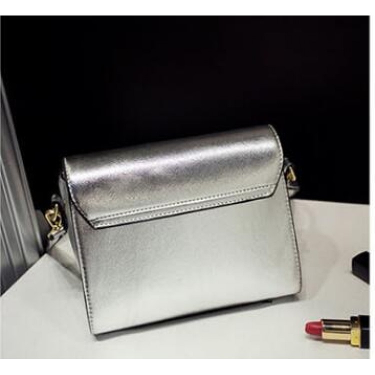 PBB8481 Borsa a tracolla con nappa con pendente in metallo moda Europa-7