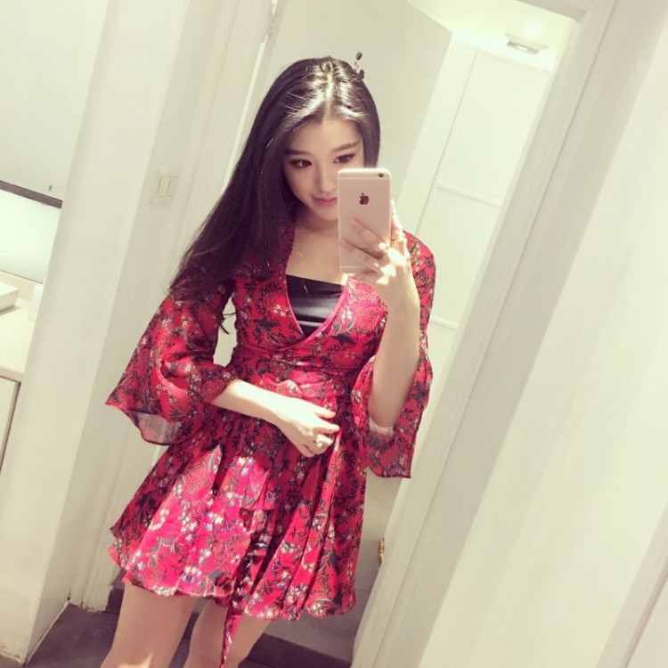 TE1022XWFS Abito slim in chiffon con scollo a V e maniche a tromba-7