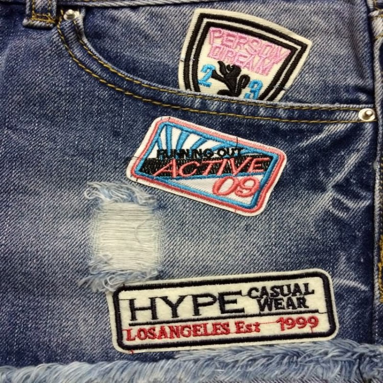 TE9051DFS Il distintivo della moda estiva indossa pantaloncini di jeans-1